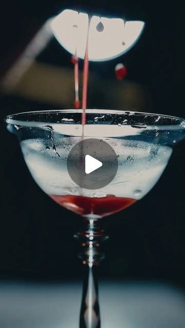 Kokteyl bardağına dökülen meyve şurubu