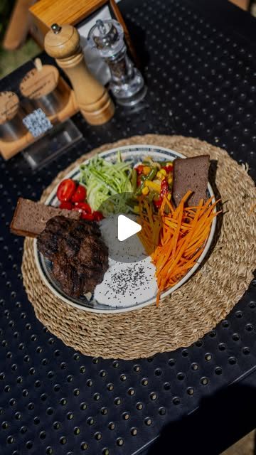 Izgara et ve salata tabağı